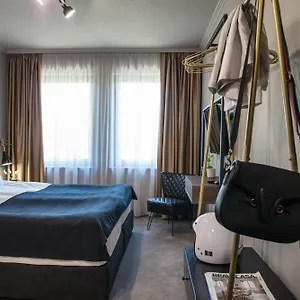 Reverence Boutique 3* וארנה
